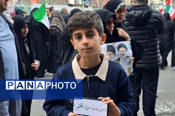 حضور اقشار مختلف مردم شهرری در راهپیمایی ۲۲ بهمن