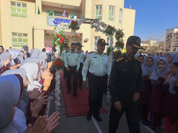 تجلیل از پدران ارتشی در دبستان دخترانه الزهرا به‌مناسبت هفته نیروی انتظامی