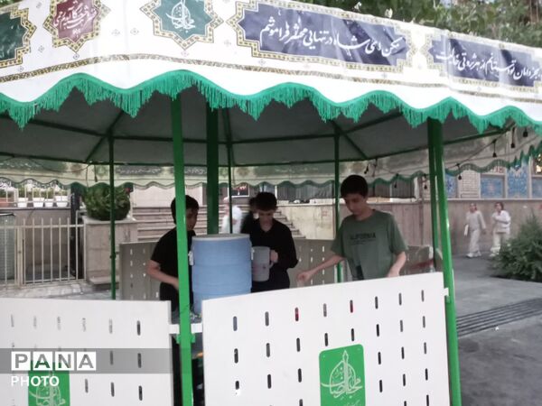 ایستگاه صلواتی دهه اول ماه صفر در مقابل فاطمیه تهران به همت نوجوانان آرمانی برپا شد