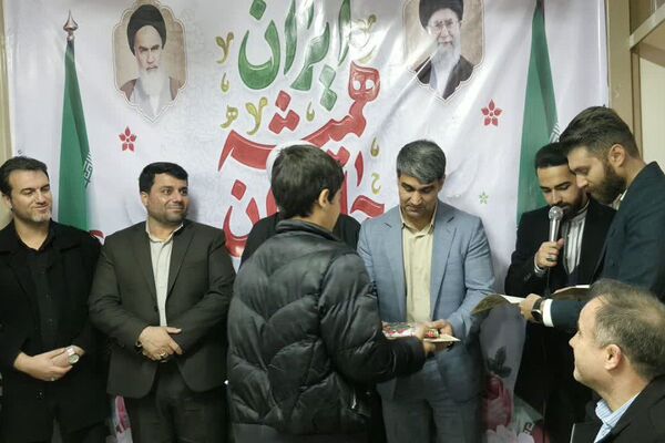 بیعت نوجوانان مدرسهٔ امام خمینی (ره) قرچک با آرمان‌های امام راحل در چهل و هفتمین جشن پیروزی انقلاب 