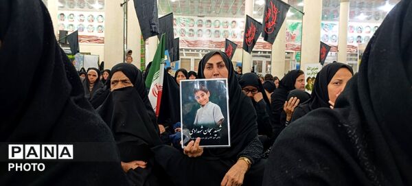 آیین گرامیداشت چهارمین ماهگرد شهادت «رهبر شهید» و شهدای دانش‌آموز دبستان شجره طیبه میناب