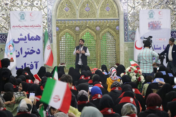 همایش تجلیل از دختران عضو هلال احمر در قم