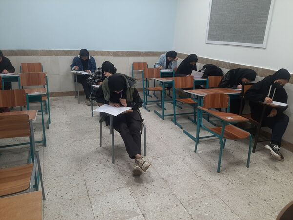 امتحانات نوبت اول دانش آموزان دبیرستان نیایش شهرستان باخرز