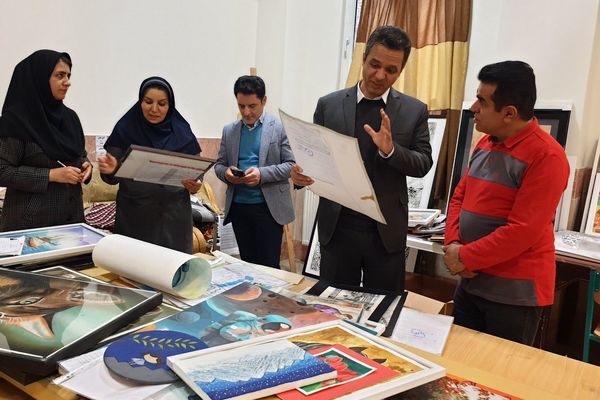 بازدید رئیس آموزش و پرورش شهرستان قدس از داوری آثار جشنواره فرهنگی هنری فردا و پرسش مهر