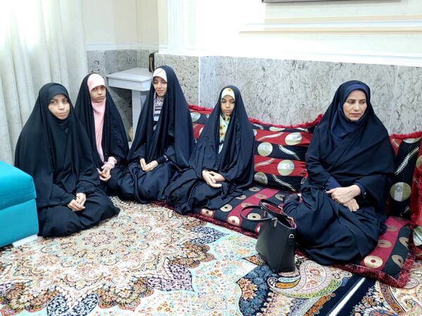 دیدار مسئولان آموزش و پرورش ناحیه یک بندرعباس با خانواده شهید رضا زارعی