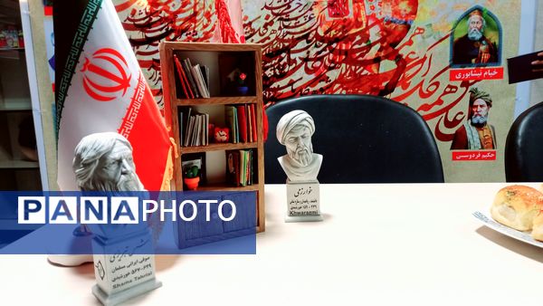 نشست ادبی دانش‌آموزان در کافه کتاب آموزشگاه هیات امنایی فرزانگان