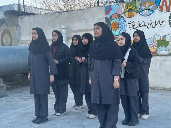 نواختن زنگ انقلاب در دبیرستان هیأت‌امنایی طه