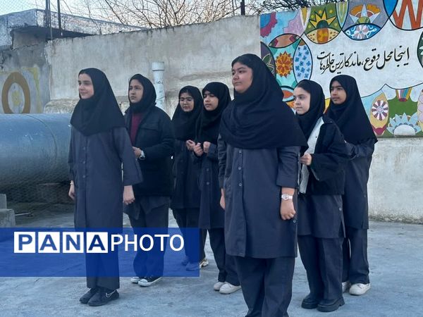 نواختن زنگ انقلاب در دبیرستان هیأت‌امنایی طه