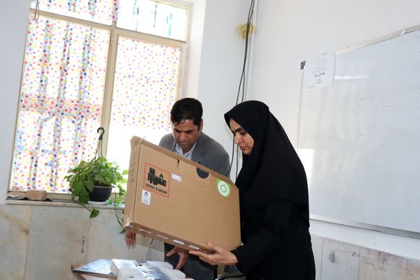 هوشمندسازی ۴ کلاس درس در شهرستان قلعه‌گنج با مشارکت بنیاد علمی آموزش قلم‌چی 