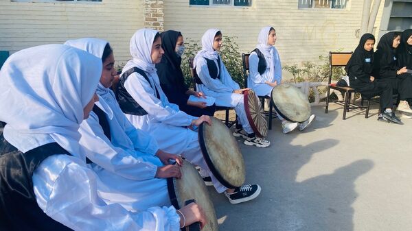 آغاز رسمی مسابقات فرهنگی هنری با نواختن زنگ جشنواره فردا و جشنواره ماها در مدرسه تکتم 