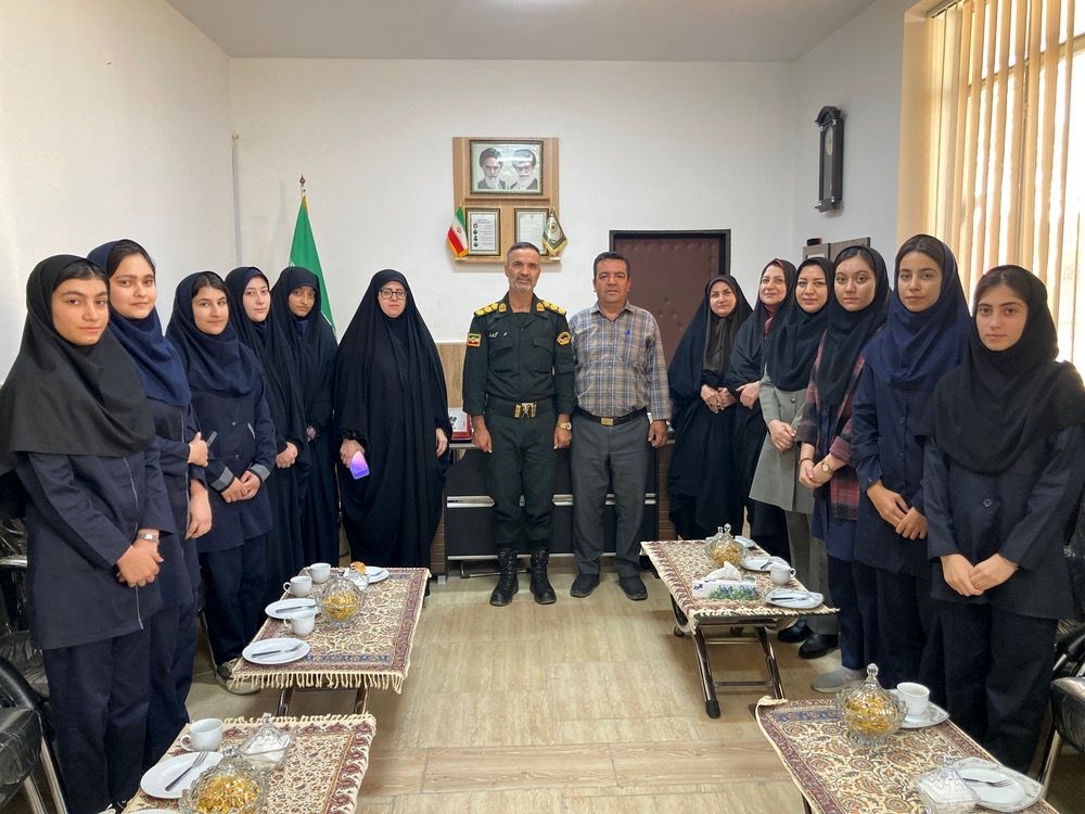 بازدید دانش‌آموزان دبیرستان سمیه از کلانتری ۱۱ بجنورد به مناسبت هفته نیروی انتظامی 