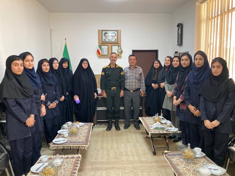 بازدید دانش‌آموزان دبیرستان سمیه از کلانتری ۱۱ بجنورد به مناسبت هفته نیروی انتظامی 