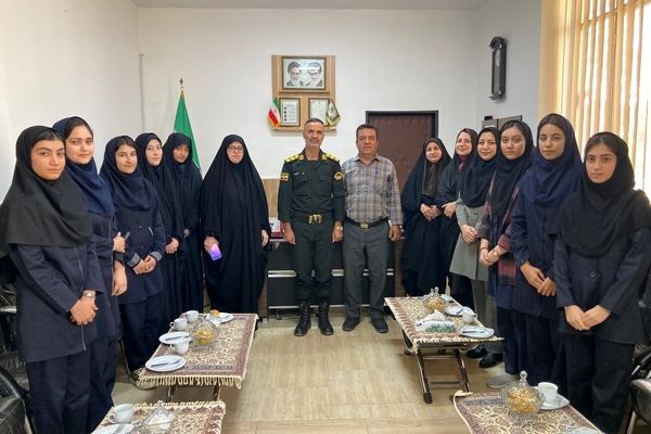 بازدید دانش‌آموزان دبیرستان سمیه از کلانتری ۱۱ بجنورد به مناسبت هفته نیروی انتظامی 