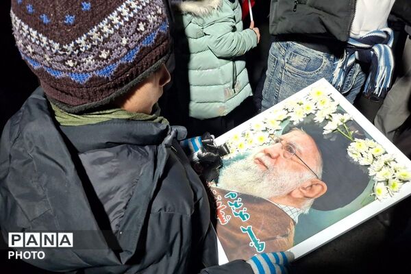 حضور جمعیت گسترده مردمی در یادبود شهادت امام خامنه‌ای