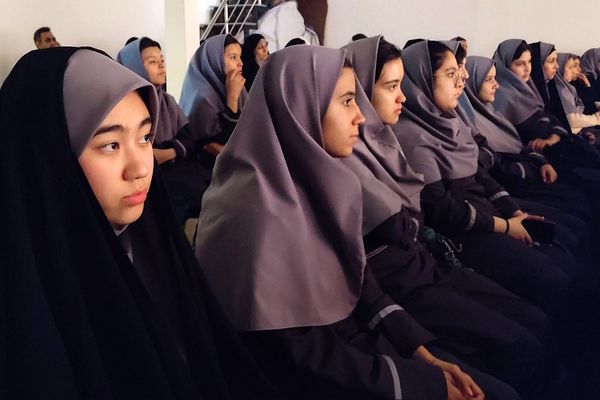 بزرگداشت «مادران چشم به راه»باحضور دانش‌آموزان دبیرستان دخترانه معرفت کهریزک