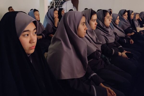 بزرگداشت «مادران چشم به راه»باحضور دانش‌آموزان دبیرستان دخترانه معرفت کهریزک