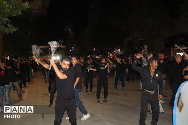 هیئت سینه‌زنی و زنجیرزنی در مسجد جامع نیشابور در شب عاشورا