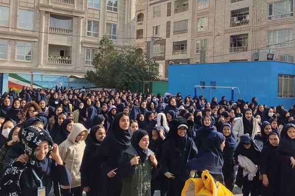 شور وشوق دانش‌آموزان در برنامه صبحگاهی مدرسه مریم بهارستان دو