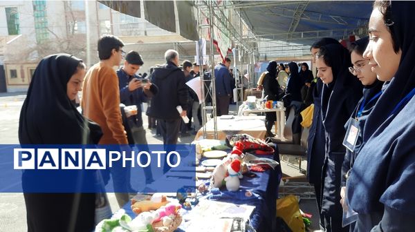اولین نمایشگاه ماها در دبیرستان فرزانگان ۲ دوره دوم ناحیه ۷ مشهد