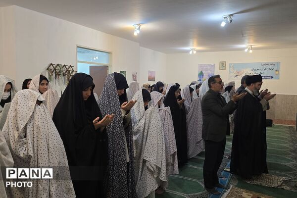 اقامه نماز جماعت ظهر در جمع دانش‌آموزان مدرسه شمس تبریزی