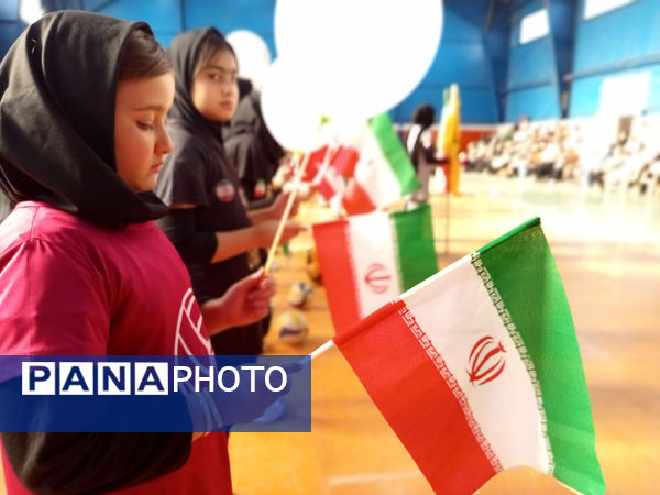 تقدیر از دختران برگزیده مسابقات ورزشی در شهر جعفریه قم