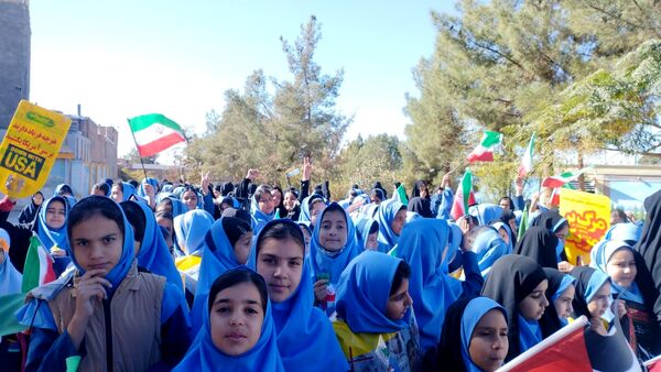 حضور پرشور دانش آموزان در راهپیمایی ۱۳ آبان ماه 