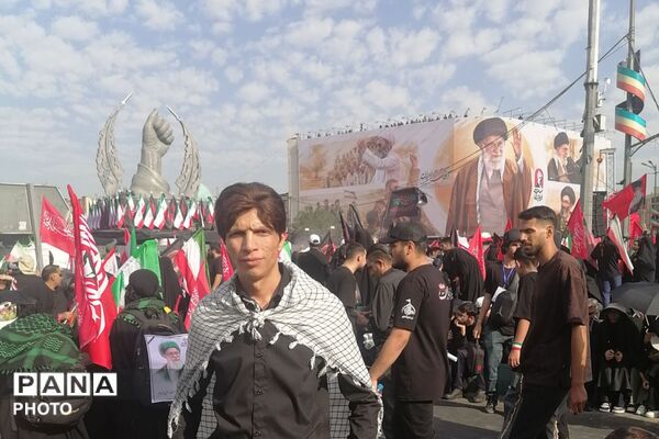 حضور پرشور جمعی از قوم بختیاری لردگان در آیین تشییع رهبر در میدان انقلاب تهران
