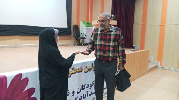 رونمایی از کتاب «پنج روایت از یک مرد زندگی» در اسدآباد