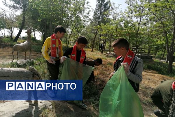 حضور دانش‌آموزان پیشتاز دبستان شهید شوشتری در کوهستان پارک شهرستان فاروج