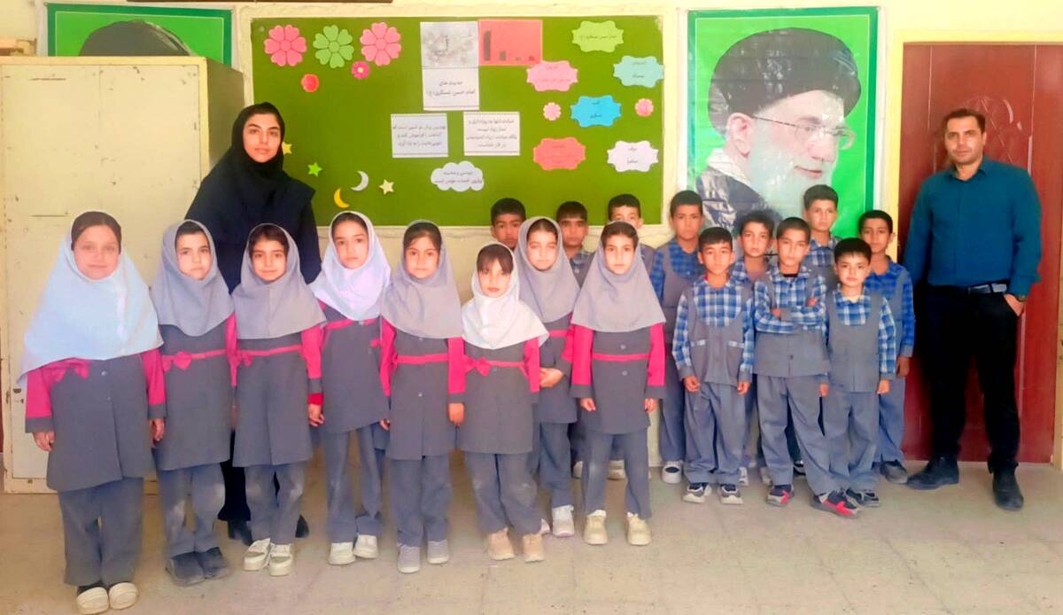 عکس یادگاری دانش آموزان دبستان شهید رحمت الله قلعه یزدانی روستا قلعه یزدان