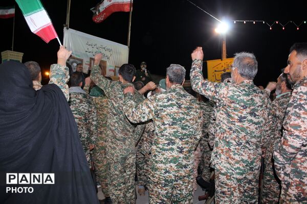 حضور پرشور دختران جان‌فدا در اجتماع شبانه با لباس بسیجی