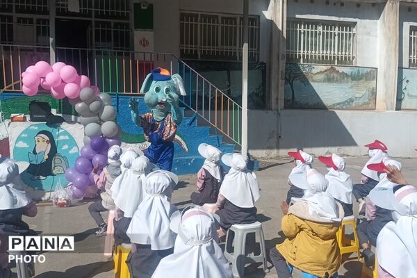 نمایش شاد کودکانه با حضور «عمو اخوان» در دبستان بنت‌الهدی فیروزکوه