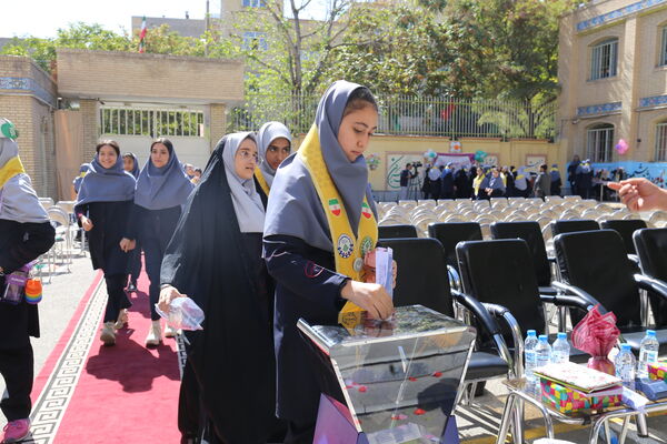 جشن عاطفه‌ها در دبیرستان ۱۳ آبان تبریز