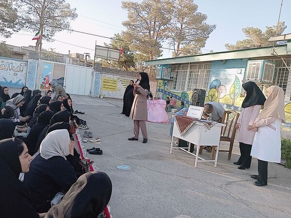 اولین جلسه انجمن اولیا در دبستان توحید 