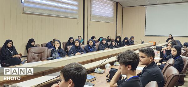 نشست هماهنگی دانش‌آموزان نخبه عکاس استان البرز با موضوعیت پویش «باید برخاست» 