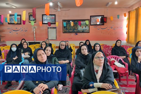 برگزاری جلسه آموزش خانواده در دبیرستان شاهد شهید قاسم سلیمانی