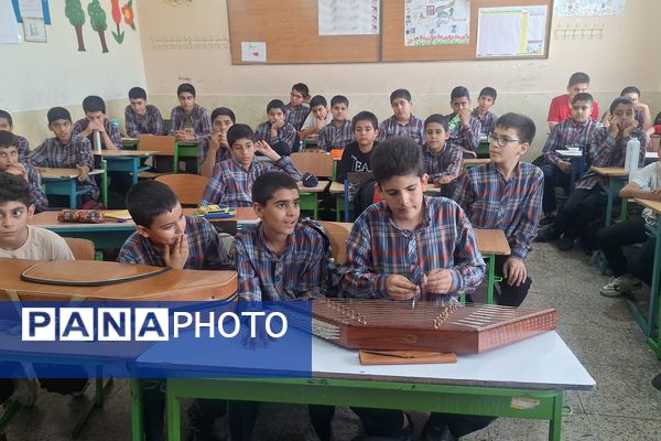 معلم مشعل دانش و چراغ هدایت است