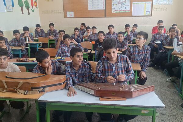 معلم مشعل دانش و چراغ هدایت است