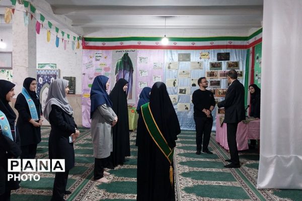 نمایشگاه مدرسه انقلاب در دبیرستان جوادالائمه بهارستان‌دو