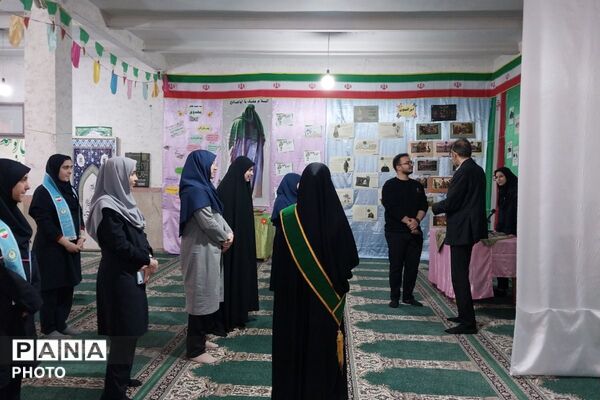 نمایشگاه مدرسه انقلاب در دبیرستان جوادالائمه بهارستان‌دو