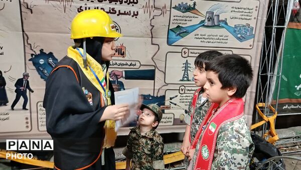 بازدید مشاور وزیر در امور تشکل‌های دانش‌آموزی از موکب «باانرژی ها» در قم