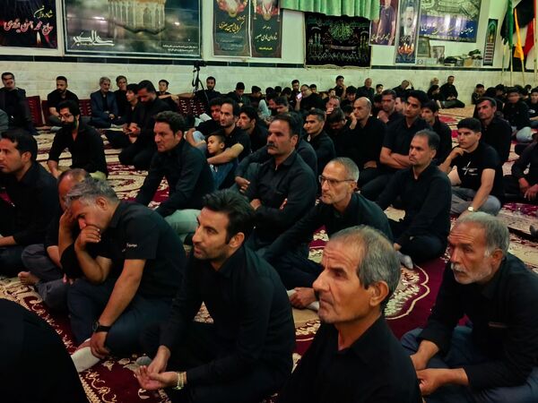 نوای “لبیک یا حسین” در شب پنجم محرم در رزق آباد طنین‌انداز شد