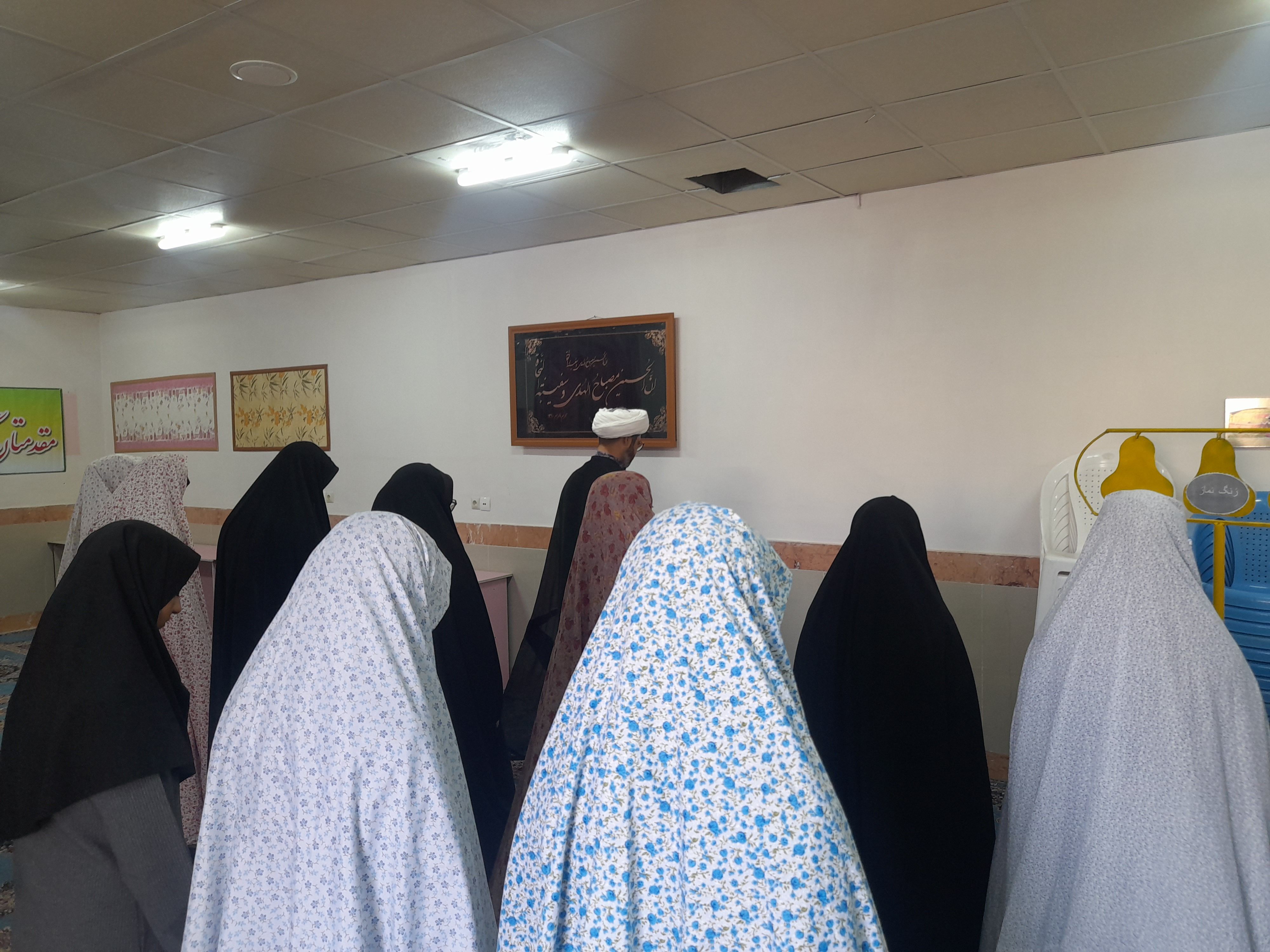 زنگ نماز در دبیرستان حضرت معصومه سلام الله علیها شهرستان خلیل‌آباد نواخته شد