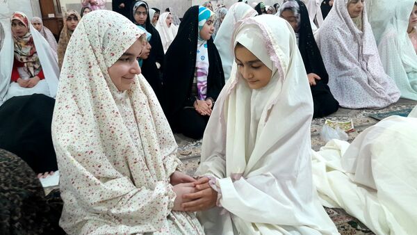 لحظات نورانی اعتکاف و نماز جماعت در مسجد امام حسن عسگری(ع)