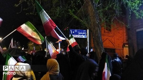 حضور وطن دوستان  نیشابوری زیر باران رحمت در سی و هشتمین شب از اجتماعات مردمی 