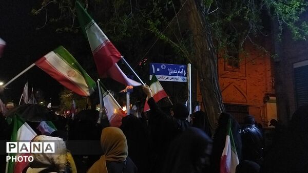 حضور وطن دوستان  نیشابوری زیر باران رحمت در سی و هشتمین شب از اجتماعات مردمی 