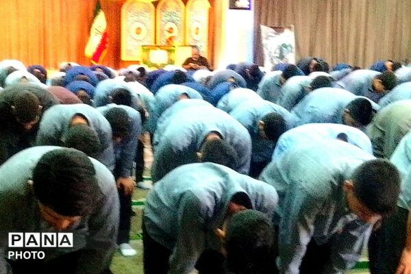 اقامه اولین نماز ماه مهر در دبیرستان حکمت نبوی ناحیه دو شهرری 