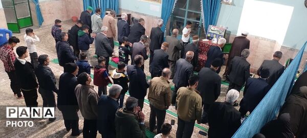 نماز جماعت همزمان با شروع سال جدید در روستای نقاب خلیل آباد