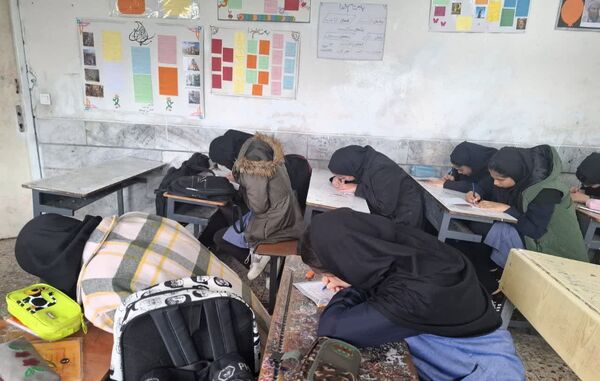 کلاس هنر خط و زیبایی شناسی  در دبیرستان دخترانه شهید رستمرودی ورامین