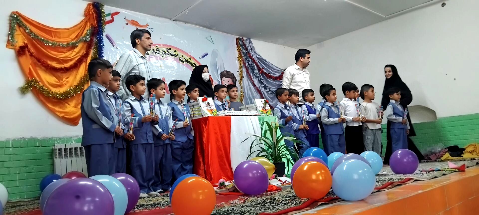 جشن شکوفه ها درمدرسه مرحوم زرتاش شهرستان خلیل آباد 